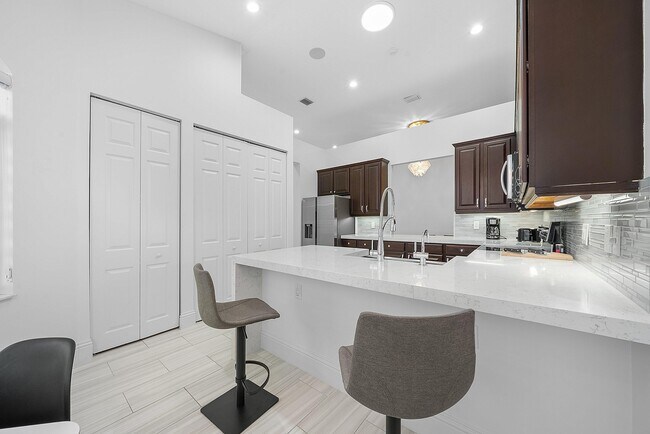 Building Photo - 114 Palm Point Cir