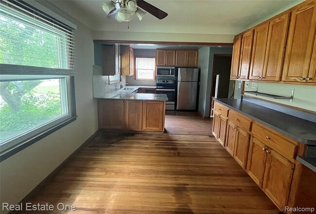 Building Photo - 10053 Royal Grand Ave