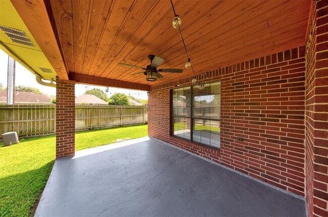 Building Photo - 402 Live Oak Ln