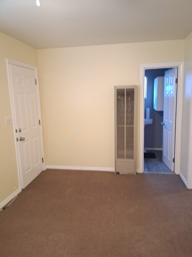 Backhouse Living Room - 2724 W Caldwell St