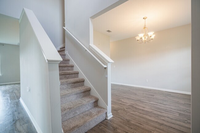 Building Photo - 418 Huntington Dr