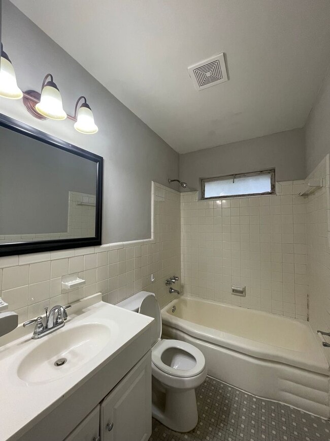 Building Photo - 916 Grenada Dr