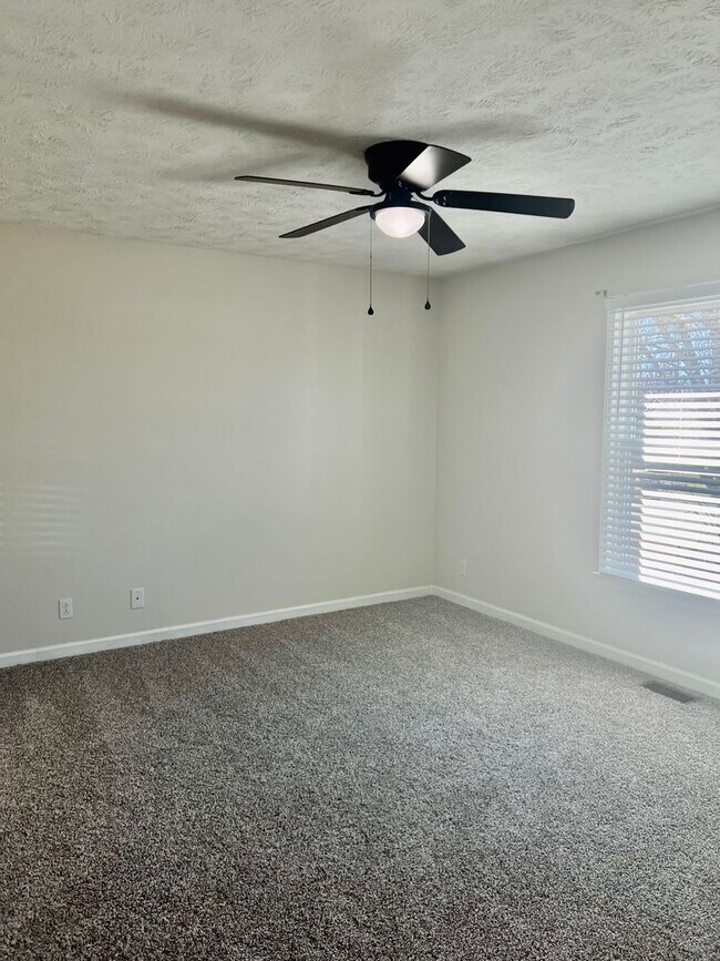Building Photo - COMING SOON! 3 Bedroom, 2 Bath Home off Ne...