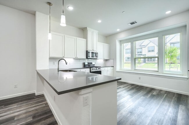 Building Photo - 4-bed, 2.5-bath Luruary Townhome in Frisco