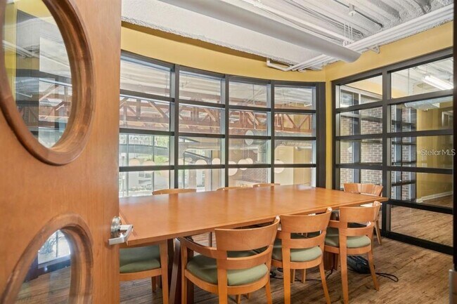 Building Photo - 911 N Orange Ave