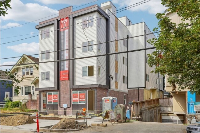 Building Photo - Spacious Townhome – Husky now leasing!