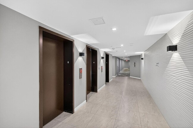 Building Photo - 2555 Collins Ave