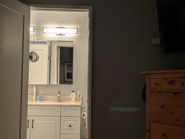 Building Photo - 5011 Stacy St