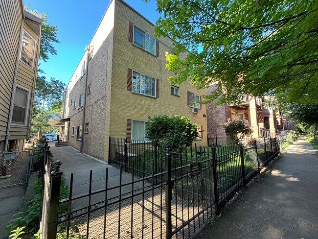 Primary Photo - 1432 W Rosemont Ave