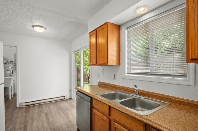 Building Photo - Updated 2 Bedroom, 1 Bathroom Duplex in the Heart of North Portland