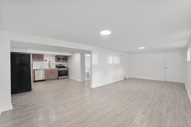 Building Photo - 7056 N Rockwell St