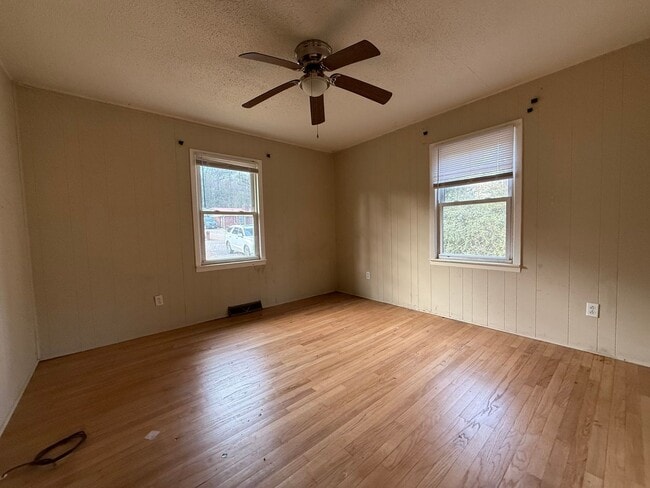 Building Photo - 3 Bedroom/1 Bath home for rent