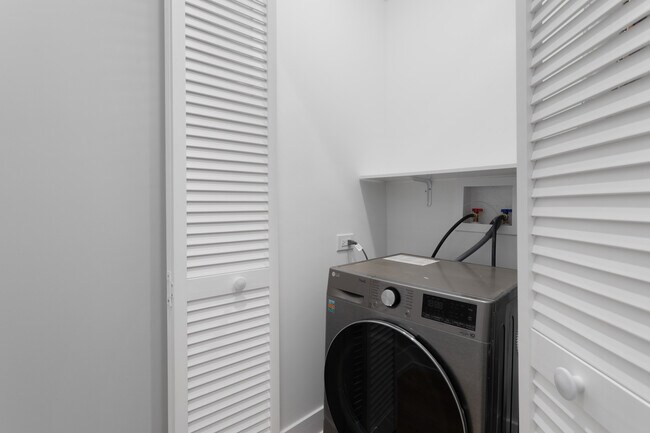 Building Photo - 1556 W Juneway Terrace