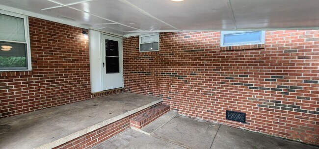 Building Photo - Single Family Home 3BR / 2.5BA