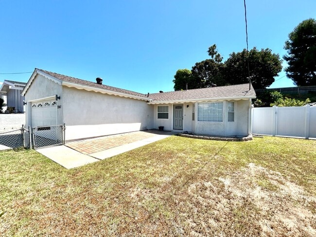 Building Photo - Beautifully remodeled 3 Bed, 2 Bath in the highly desirable neighborhood of Clairemont!!