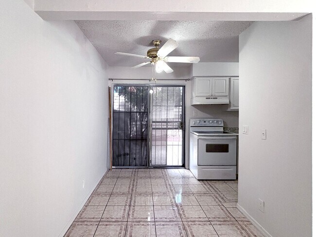 Building Photo - 3 Bedroom Townhouse with a 2 car garage and a middle courtyard area
