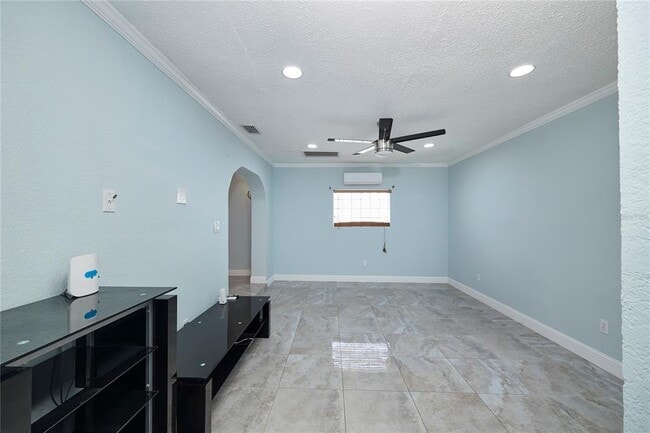 Building Photo - 6804 N Hubert Ave