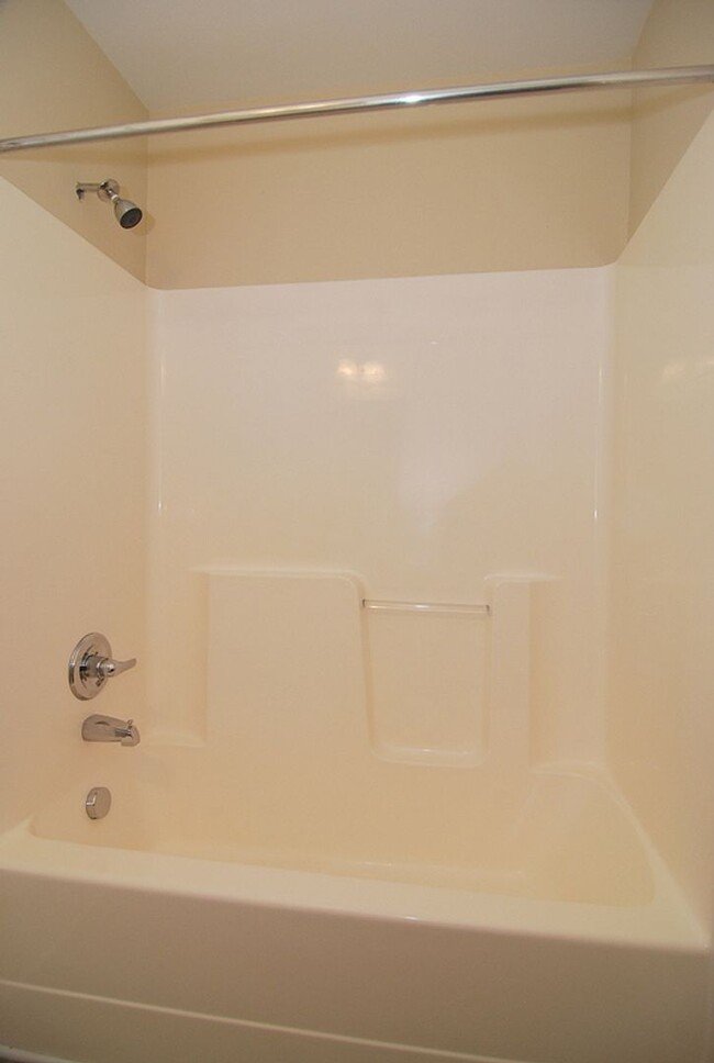Building Photo - 2 Bedroom, 2.5 Bath in Hampton Forest - Av...