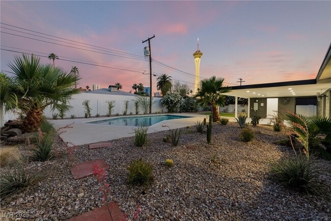 Building Photo - 548 E Oakey Blvd