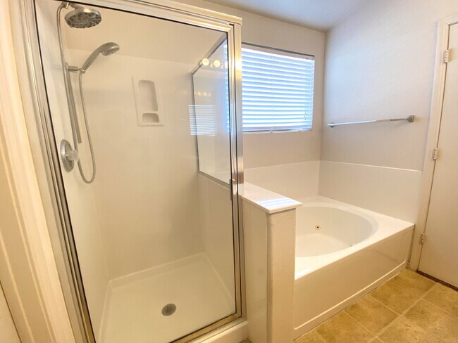 Building Photo - GATED COMMUNITY - 3 Bedroom w/Loft