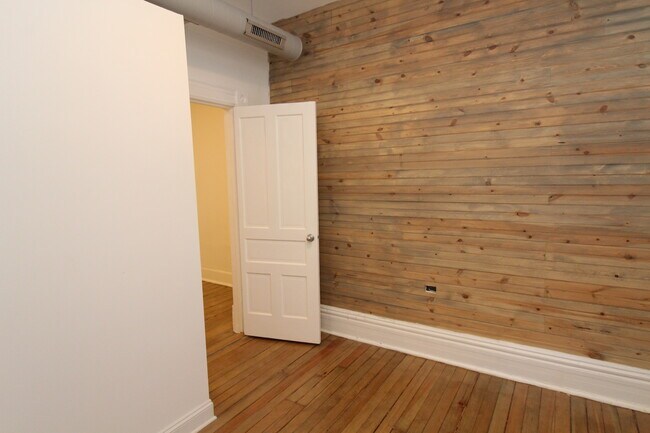 Building Photo - 1362 N Bosworth Ave