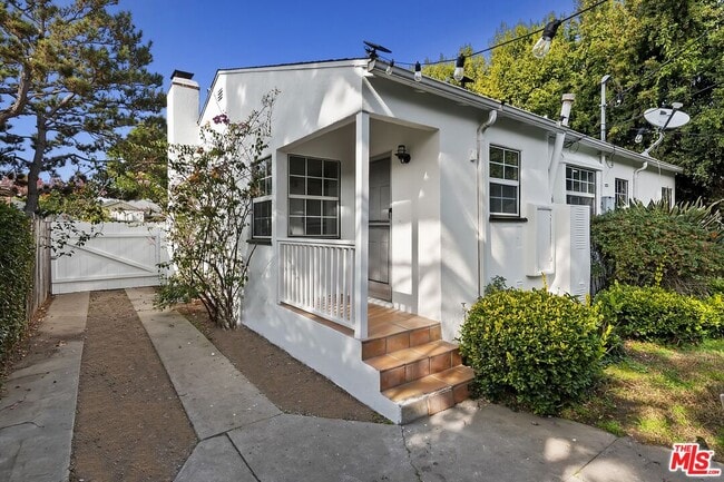 Building Photo - 3032 Oakhurst Ave