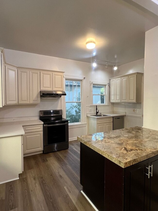 Building Photo - BEAUTIFUL 4+ BEDROOM VICTORIAN!!