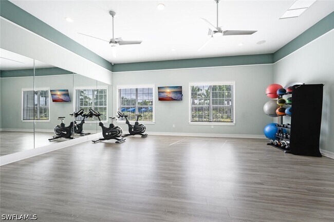 Building Photo - 28093 Sanibel Sands St