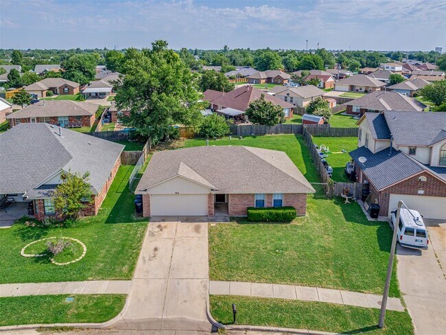 Building Photo - 949 N Windermere Dr