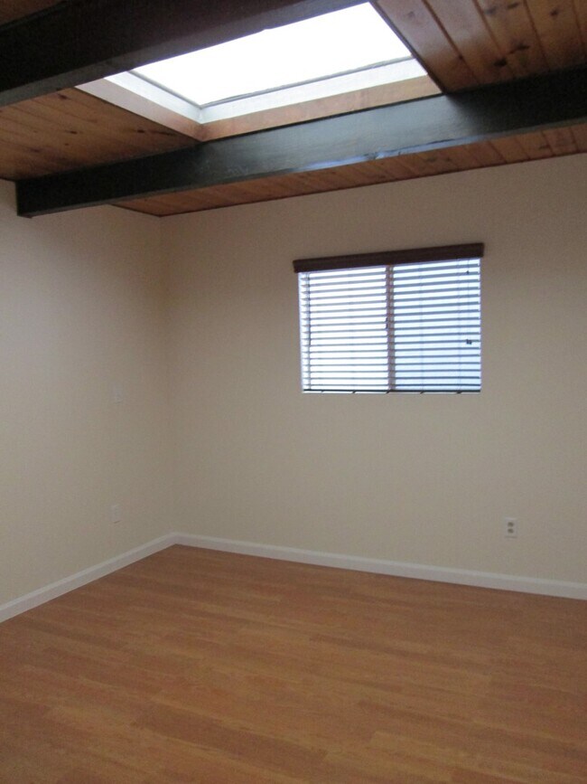 Building Photo - 1377 Woodside Dr