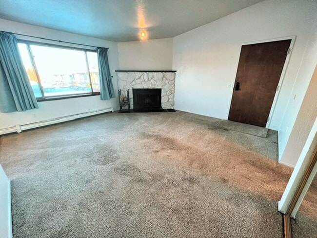 Building Photo - Spacious & Bright Top Floor Condo in East Anchorage, Close to Base + W/D In Unit!