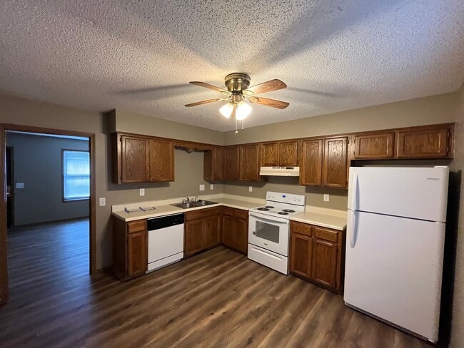 Building Photo - Updated 2 bed 1 bath with garage!