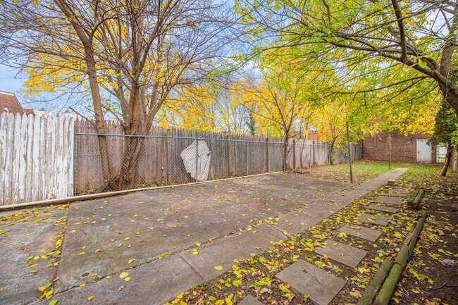 Building Photo - 378 N Evans St