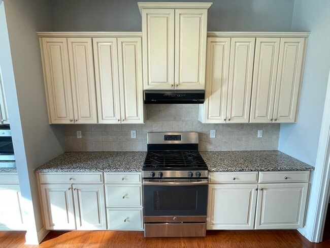 Building Photo - Crutcher Station home off Station Camp Blvd!