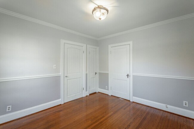 Building Photo - 3 Bedroom 2 Bath Classic