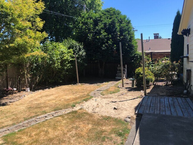 Building Photo - Live Large in the Heart of NW Corvallis!