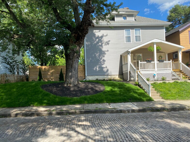 Front - 886 Carpenter St