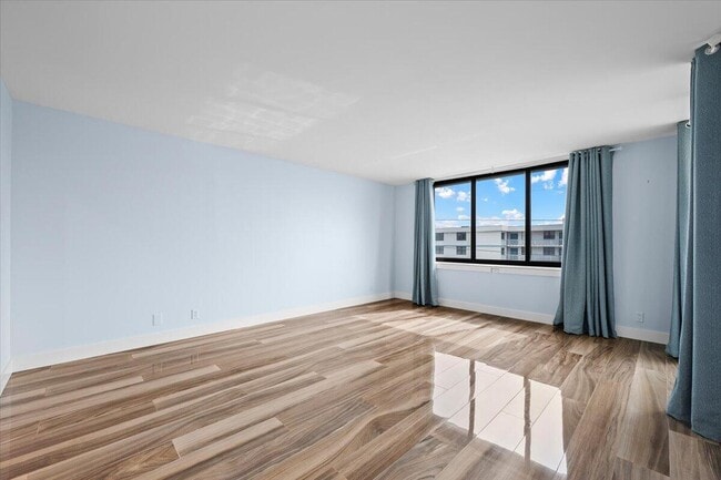 Building Photo - 911 Ocean Dr