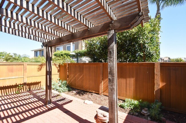 Building Photo - Beautiful 4 Br 2.5 bath Townhome in Calavera Hills!