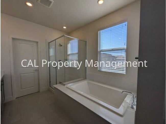 Building Photo - Beautiful 5 Bedroom Home in Hollister