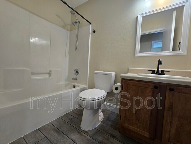 Building Photo - 8900 Forest Oak Dr