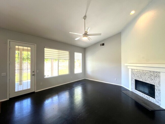 Building Photo - 3 bed, 2 bath located in Corona, CA!