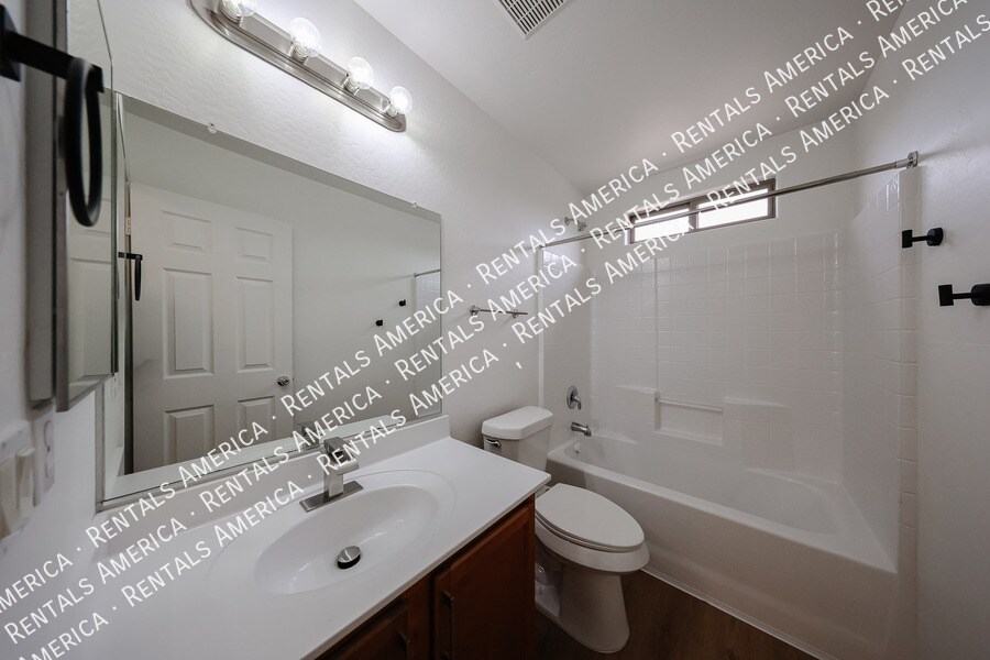 Building Photo - 1295 E Leaf Rd