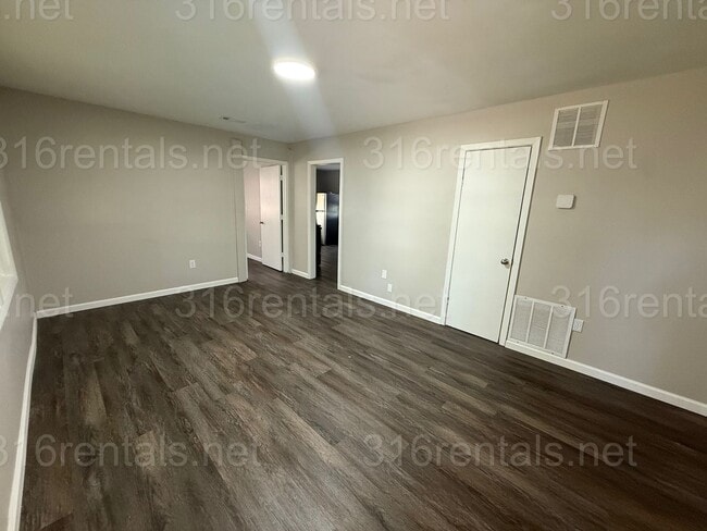 Building Photo - $1145 - 4 bedroom / 1 bathroom - Single Fa...