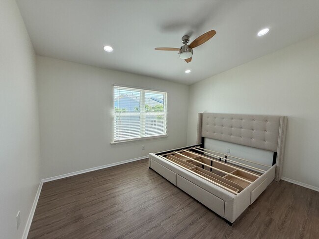 Building Photo - Completely renovated 2 bedroom 2 bath waterfront condo for rent near Pensacola Beach!