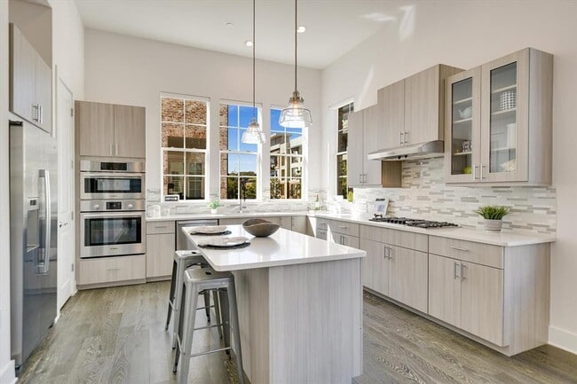 Building Photo - 1301 Town Creek Dr