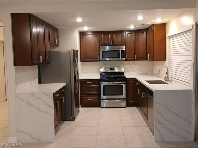 Building Photo - 4015 Ridgewood Ave