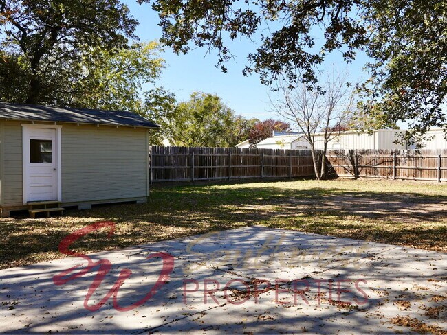Building Photo - Good looking 3 bedroom 2 bath with huge yard!
