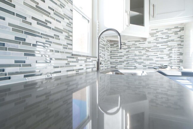 Building Photo - 1535 Livonia Ave