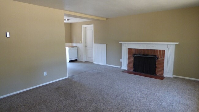 Building Photo - 2 bedroom 1 bathroom Home